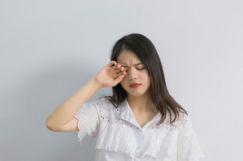 千庫網(wǎng)_感覺到眼睛痛的女孩_攝影圖編號131985