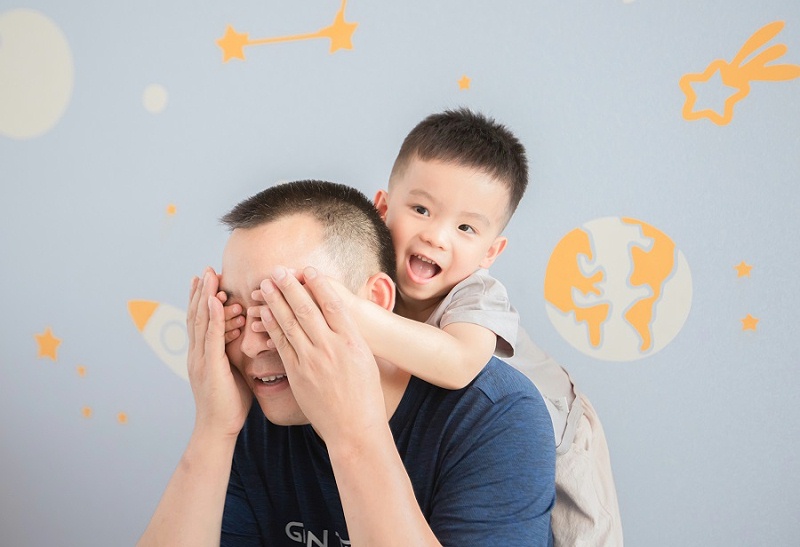 千庫網_蒙住爸爸眼睛的孩子_攝影圖編號117882