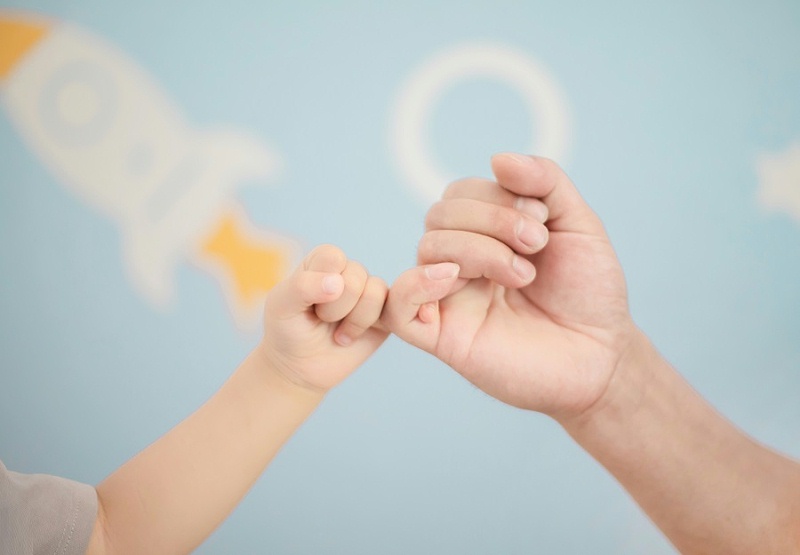 千庫網_孩子和爸爸手拉手特寫_攝影圖編號117883